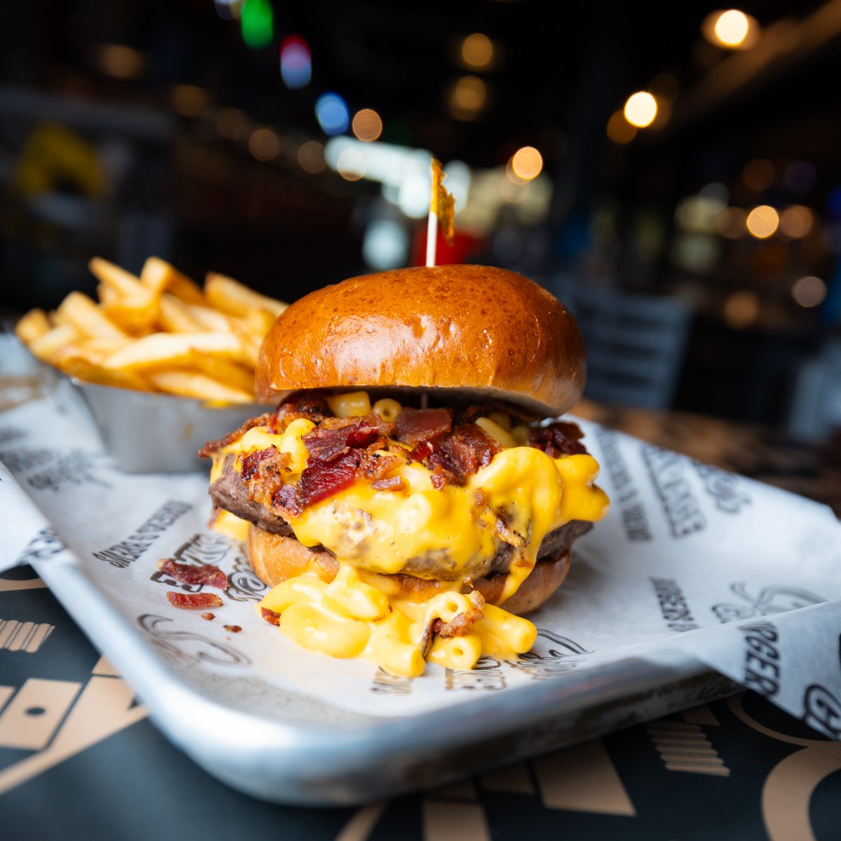 ShopTownSquare's tweet photo. If there’s one place to post up for 🍔 National Burger Day 🍔 today, it’s @sickieslasvegas at Town Square! Think big flavor, retro garage energy, and a menu that takes burgers way beyond the basics.
📍Sickies Garage Burgers & Brews
#NationalBurgerDay #TownSquareLasVegas #Sickies https://t.co/s0Fh9F9fhC