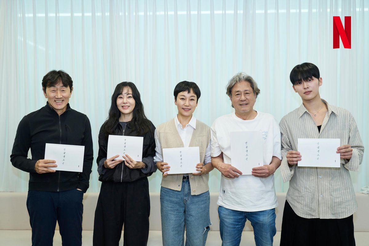 괴팍한 교수와 강의실 맨 끝줄 소년의 비밀스러운 수업

속을 알 수 없는 소년과 그의 글에 집착하는 실패한 작가의 이야기를 그린 서스펜스 드라마 &lt;맨 끝줄 소년&gt;. 최민식, 최현욱, 허준호, 김윤진, 진경 캐스팅 확정. 오직 넷플릭스에서.