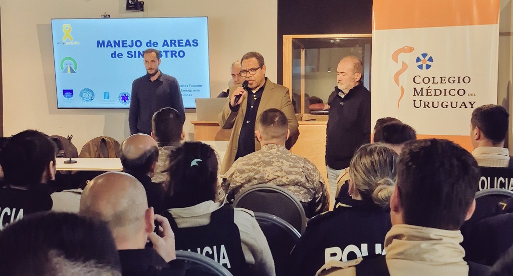 UNASEV's tweet photo. El director de la Unidad @PintosAnibal acompañó el inicio de la jornada de capacitación en el @colegiomedicouy. En el marco de @mayoamarillo_uy, agentes de todo el país se forman para el adecuado manejo inicial de siniestros de tránsito como “primeros respondientes”. https://t.co/CUtDfaJGXW