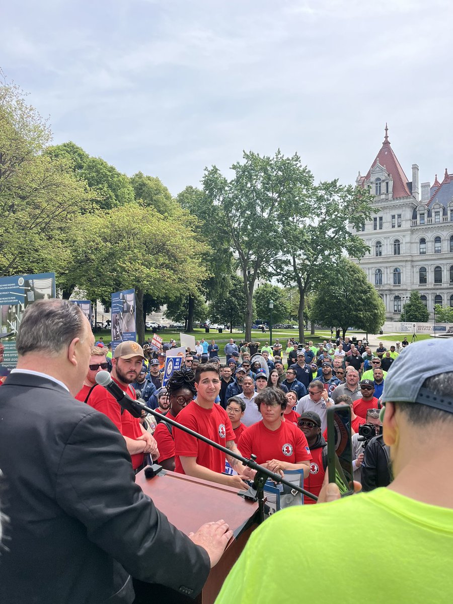 Hundreds of <a href="/NYSBCTC/">NYS Building Trades</a> #Union members rallied in Albany urging the Legislature and <a href="/GovKathyHochul/">Governor Kathy Hochul</a> to reform Labor Law 224-a.  Public dollars spent on construction projects should not undermine our prevailing wages, benefits, and working conditions. <a href="/IUBAC/">Bricklayers & Allied Craftworkers Union</a>
