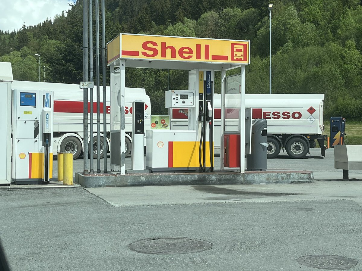 knutda's tweet photo. Du tror du fyller Shell V-power Nitro+, men egentlig fyller du Essos gamle skabbete tiger på tanken. https://t.co/7No1x7dgDo