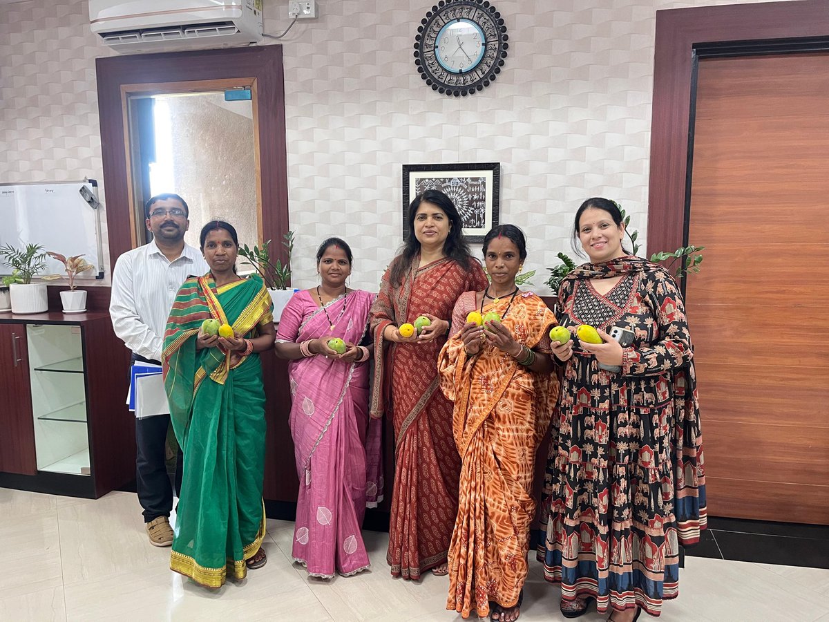 Niharikaspeaks's tweet photo. Here are the Didis of Mahanadi Mahila Sangh from Nagri Block, Dhamtari, Chhattisgarh who have created sustainable, eco friendly orchards, earning ₹80-90K@acre! 🌱💪🥭 #RuralInnovation #WomenFarmers #SustainableAgriculture #PRADAN #MGNREGA https://t.co/jOO3GXj9GH