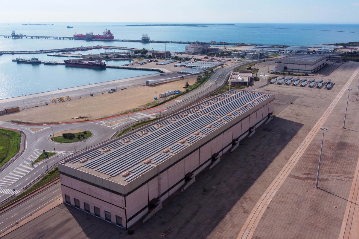 AdSP del Mar Ionio (@portoditaranto) on Twitter photo 🆕 News del 11.04.2025 - Taranto verso un porto sempre più verde: concessa a <a href="/Vestas/">Vestas Wind Systems</a> la piattaforma logistica per 9 anni.
🗞 Leggi la news completa: bit.ly/3FvJMfM 🆕 News del 11.04.2025 - Taranto verso un porto sempre più verde: concessa a <a href="/Vestas/">Vestas Wind Systems</a> la piattaforma logistica per 9 anni.
🗞 Leggi la news completa: bit.ly/3FvJMfM
