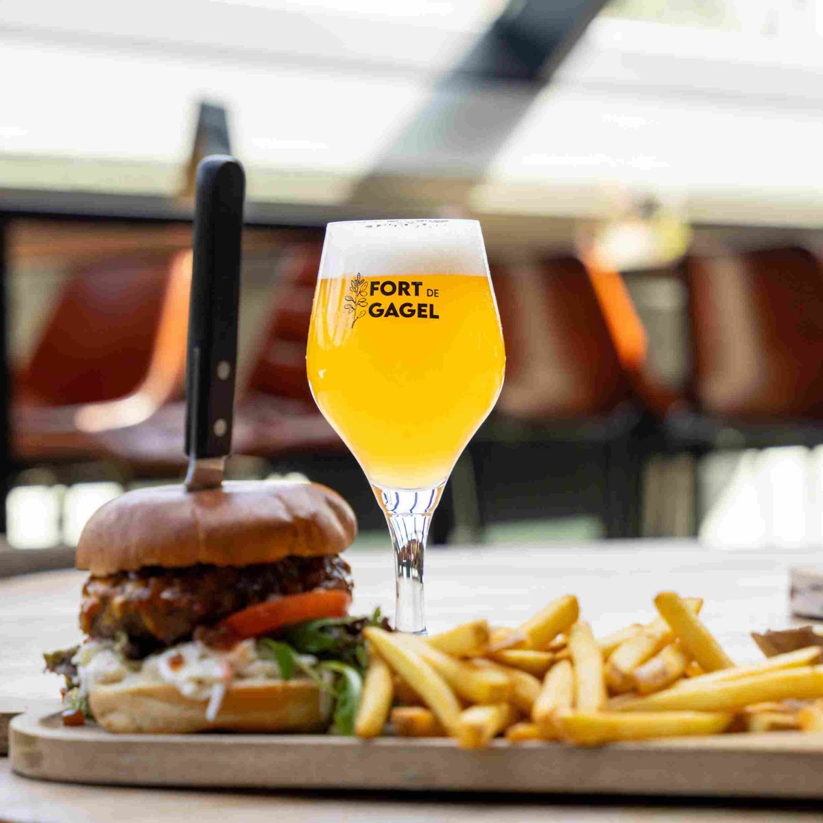 Op 28 mei, de Dag van de Hamburger, zetten we bij Fort de Gagel onze guilty pleasure in de spotlights: een sappige hamburger van rundvlees met cheddar, spek en een briochebroodje. Dit is geen doorsnee burger, maar comfort food op z'n best. fortdegagel.nl/menu/