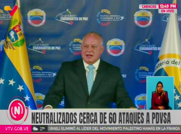 lubrio's tweet photo. #AHORA El ministro de Relaciones Interiores, Diosdado Cabello, informa en rueda de prensa de diferentes actividades que realizaron para detener los planes conspirativos que planeaban generar hechos violentos durante las elecciones. 

✅Señala que se desmanteló una banda de secuestradores que tenía por misión principal secuestrar  amenazar a familiares de funcionarios del gobierno nacional. 

✅Denunció que el exteniente Arturo Gómez Morantes está protegido en Estados Unidos y se descubrió que tiene vínculos directos de cuentas con Ya Casi Venezuela (Erik Prince, Simonovis, etc.) 

✅Indicó que fueron neutralizados casi 60 ataques a instalaciones petroleras en los últimos 10 días. 

✅Pide revisar las declaraciones de Guanipa antes del 28 de julio haciendo llamados a la violencia, al igual que las de María Corina Machado, Leopoldo López, Iván Simonovis y los "periodistas bocones", entre otros: "ellos mismos se delatan".