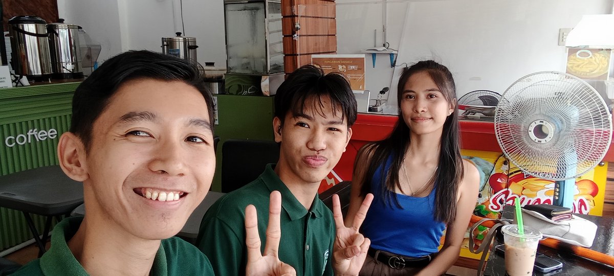 CarlInofre's tweet image. #Groufie 💚kami ng mga best friends ko.! 😊😘💚💚💚
-After ng Culminating in STS 💚✅✨
#@BDO FOOD CONVINIAN STORE ✅💚✨