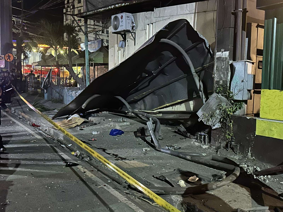 BREAKING: 3 patay matapos araruhin ng truck ang 2 motorsiklo, 1 kotse, at 1 AUV sa Batasan-San Mateo Road, Quezon City bandang 11:30 PM kagabi.

Hawak na ng mga awtoridad ang 38-anyos na truck driver na sinabing humina umano ang preno ng minamanehong truck at nawalan na siya ng