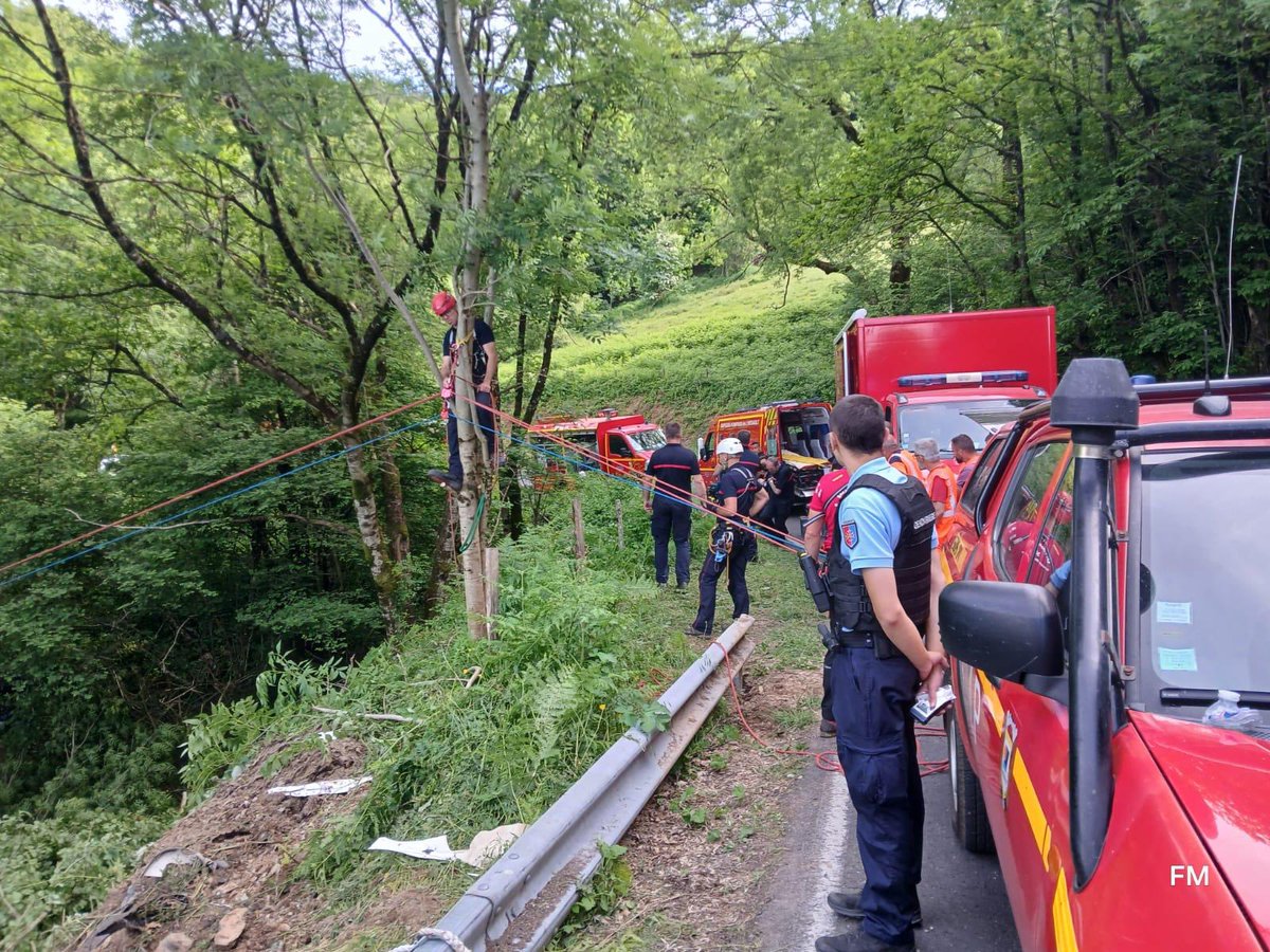 PompiersHerault's tweet photo. #Accident|| CEILHES ET ROCOZELS Nous sommes intervenus cet après-midi Route de Camares suite à un #AVP impliquant un PL 32T qui a chuté dans un ravin Équipe spécialisée #GMPM mobilisée 1 victime incarcérée évacuée après désincarcération sur CH Millau #Dragon34 engagé #InfoFlash https://t.co/XWX8jf8DG5