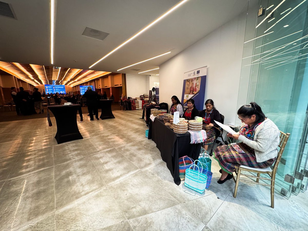 Grupo de mujeres de Patzún, Chimaltenango, capacitadas y apoyadas a través del Programa #TrabajoDecente de la <a href="/UEGuatemala/">Unión Europea en Guatemala</a>, presentan sus productos hechos a mano en el #ForoDeInversionesMotagua en el Centro de Convenciones de <a href="/AGEXPORTGT/">AGEXPORT</a>✅