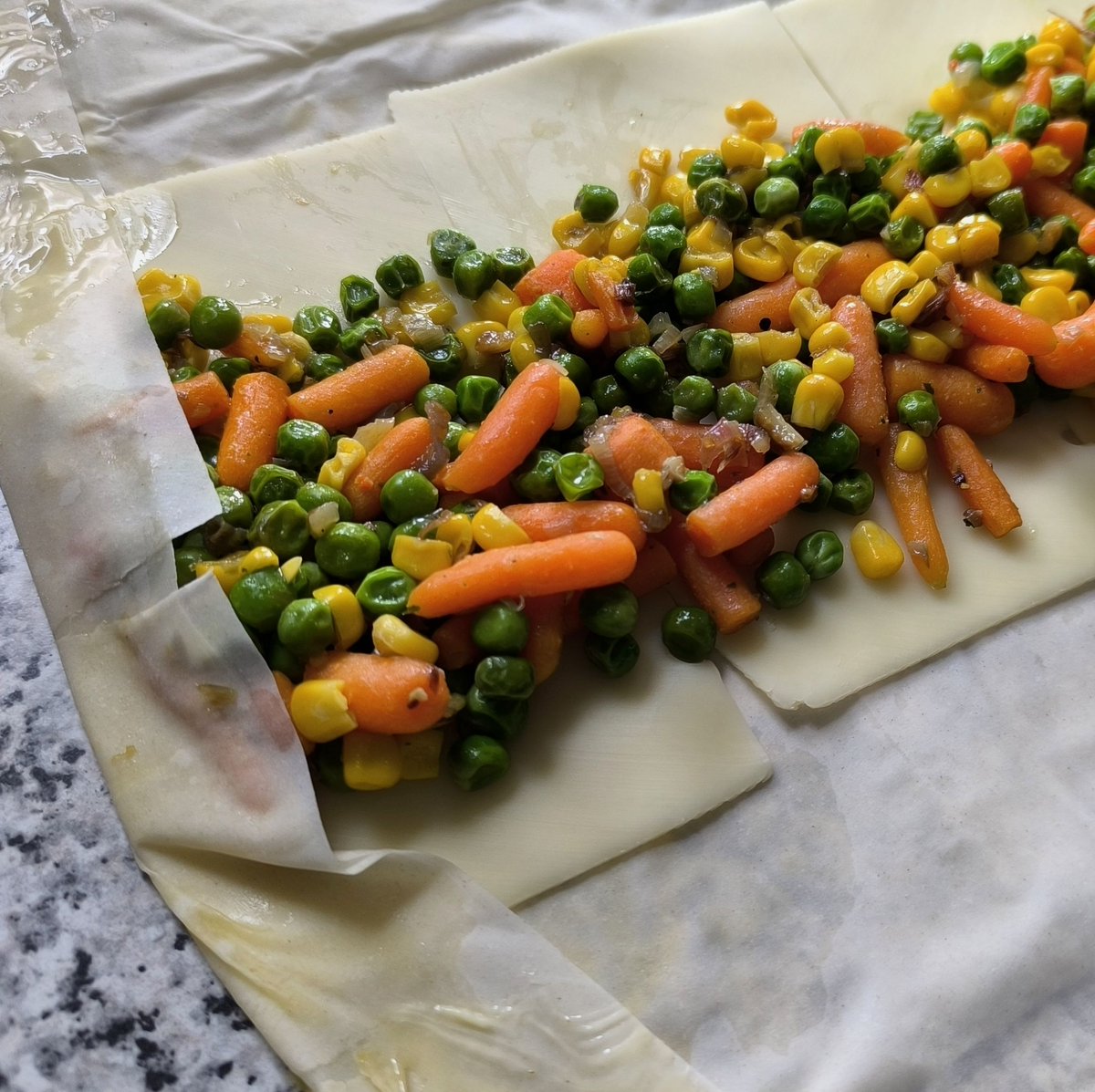 MikeKocht's tweet photo. #Strudel Tag wieder heute und gleich doppelt:
Pikant: #Käse (Emmentaler) und Röstgemüse. Dip mit #Tahin und #Harissa
Süß: #Äpfel und #Mandeln. Dip mit #Zimt und #Honig

https://t.co/kdtvCQP7wX https://t.co/j8ikA6bznJ