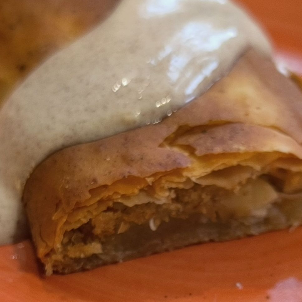 MikeKocht's tweet photo. #Strudel Tag wieder heute und gleich doppelt:
Pikant: #Käse (Emmentaler) und Röstgemüse. Dip mit #Tahin und #Harissa
Süß: #Äpfel und #Mandeln. Dip mit #Zimt und #Honig

https://t.co/kdtvCQP7wX https://t.co/j8ikA6bznJ
