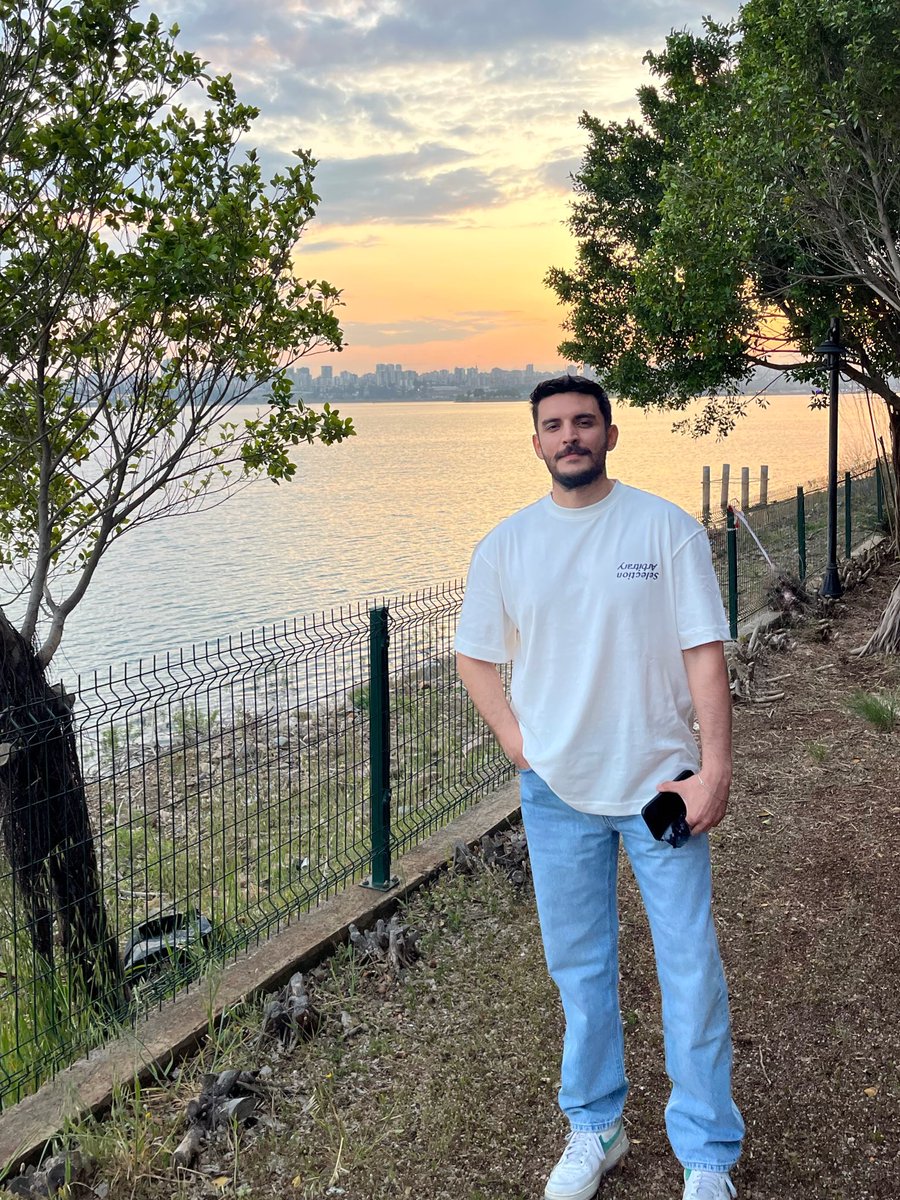 #YeniProfilResmi 
Erkek adamın bir fotoğrafı olur onu da her yere profil yapar fotosu