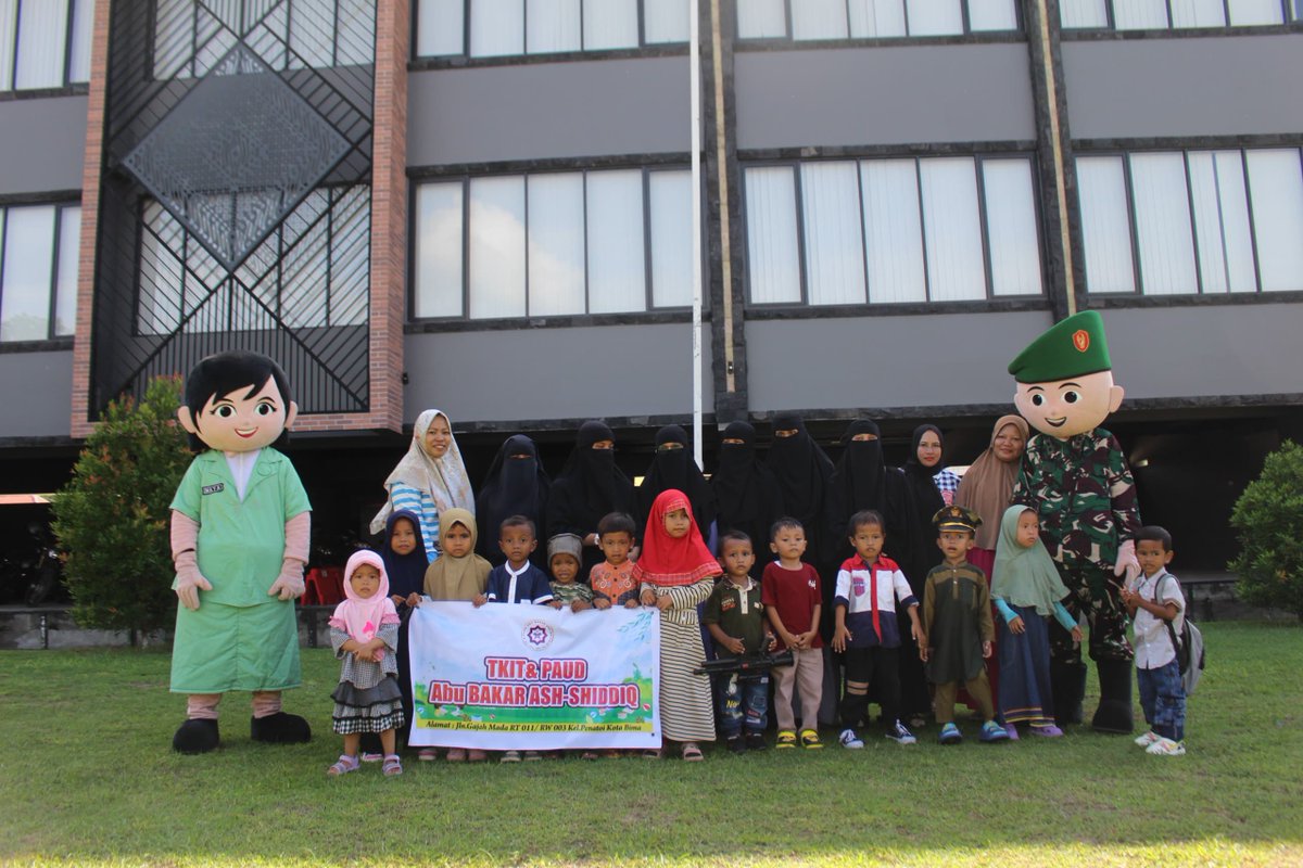 Kodam9Udayana's tweet photo. Kodim 1608/Bima Sambut Kunjungan Outing Class TK/PAUD Abubakar Ash-Shiddiq
#Bima #Kodim1608Bima #TNIManunggal #OutingClass #EdukasiAnak #UrbanFarming #CintaTanahAir #TumbuhkanPatriotisme #TNIPRIMA #TNIADPrima #TNIADbekerjadenganhati #TNIADDihatiRakyat #TNIADBerjuangBersamaRakyat https://t.co/dworM0AwZu