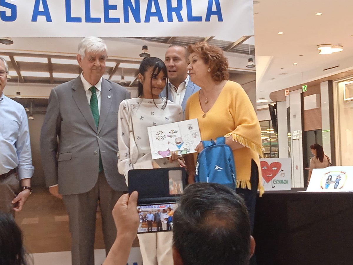IES_Mateo's tweet photo. Entrega de premios del certamen de dibujo del Banco de Alimentos. Natalia Veracruz Benítez Ruso, tercer premio
Elgar Januario Hernández Hernández, quinto premio

Enhorabuena chicos!!!! Preciosos dibujos!!

#IESMateo_Hdez @aytoSalamanca  @ciudadsaberes https://t.co/ewPgrWCgHN