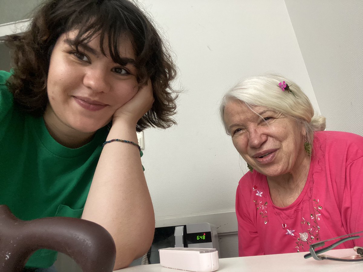 بالاخره میتونم مادام سیگنور رو با گلی روی سرش که به مناسبت روز مادر براش بردم نشونتون بدم🕯️