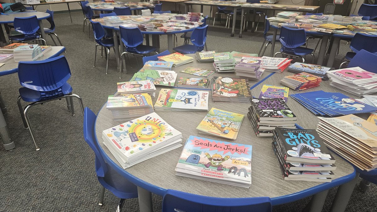 juliebotkin's tweet image. All @D59Rupley students were able to get a new backpack & a bunch of new books through a generous $11,000 After Schools Programs grant 🙌📚🎒 @CCSD59
