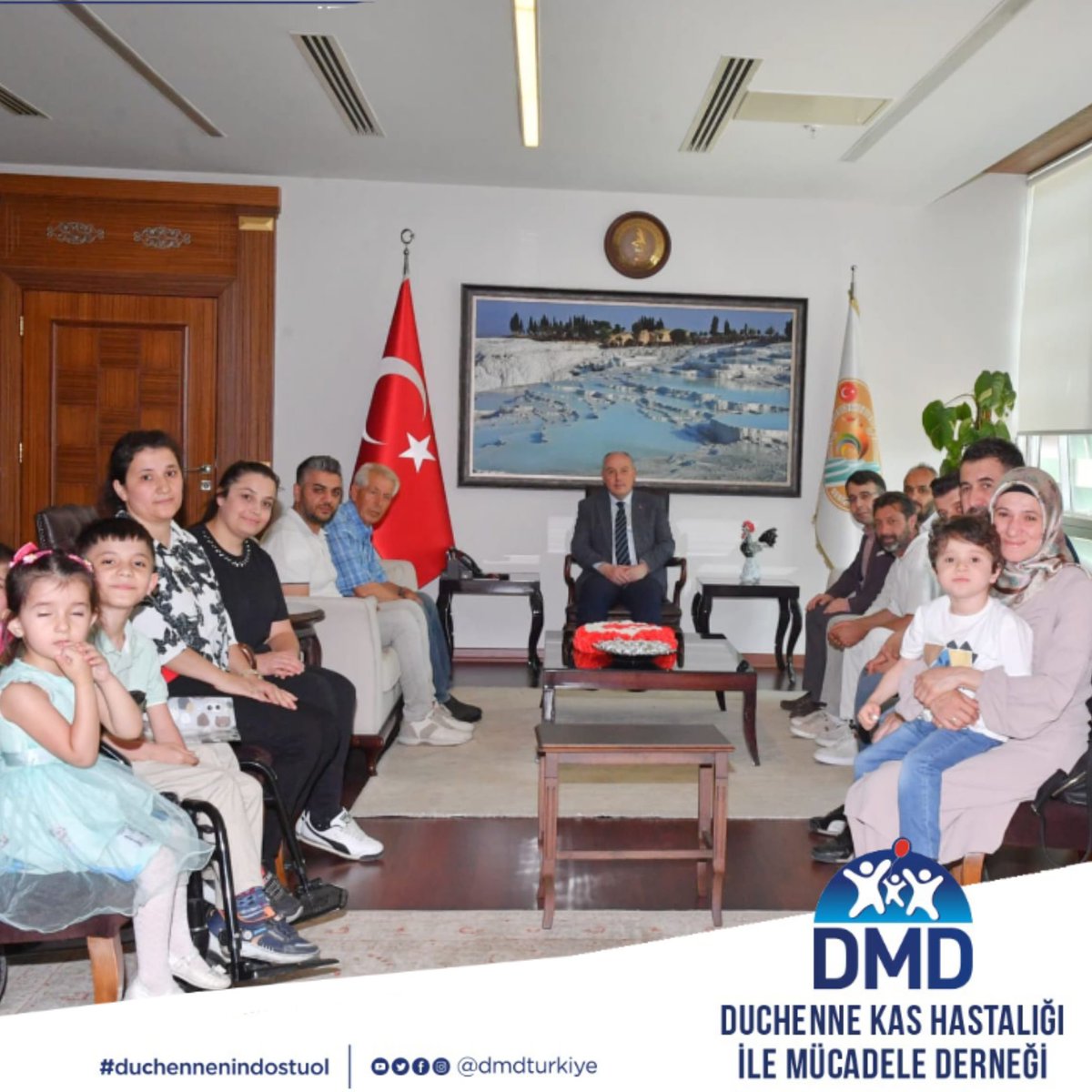 Derneğimizin Denizli İl Temsilcisi Recep Çiçek ve beraberindeki ailelerimiz, Denizli Valimiz Sayın Ömer Faruk Coşkun’u makamında ziyaret ederek DMD hastası çocuklarımızın yurtdışında onay almış ilaçlara erişimi ve yaşadığımız diğer sorunlarla ilgili bilgi paylaşımında bulundular.