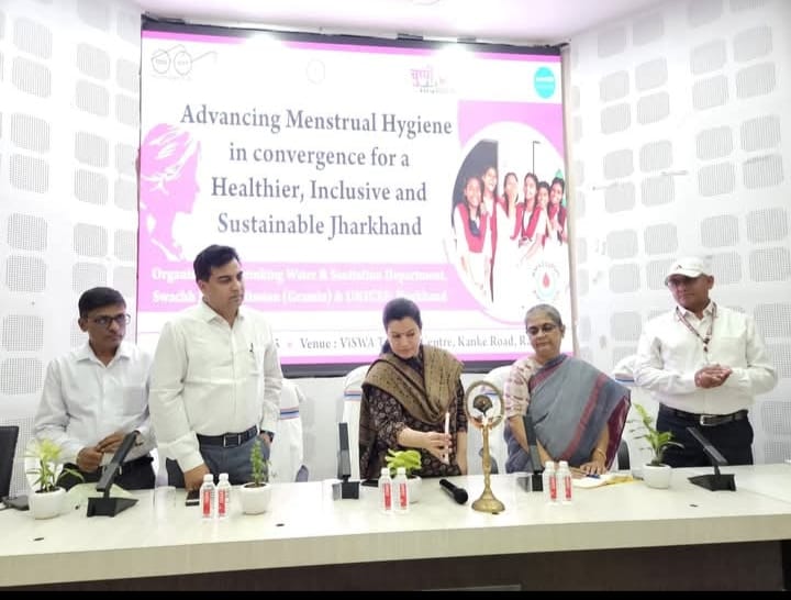 #MHDay2025 के अवसर पर दिनांक 28-05-2025 को पेयजल स्वच्छता विभाग एवं यूनिसेफ के संयुक्त तत्वाधान में राज्य स्तरीय कार्यशाला का आयोजन किया गया Iकार्यशाला में निदेशक #SBMG एवं Chief of Field Office यूनिसेफ द्वारा माहवारी स्वच्छता पर उत्कृष्ट कार्य करने वालों को सम्मानित किया गया