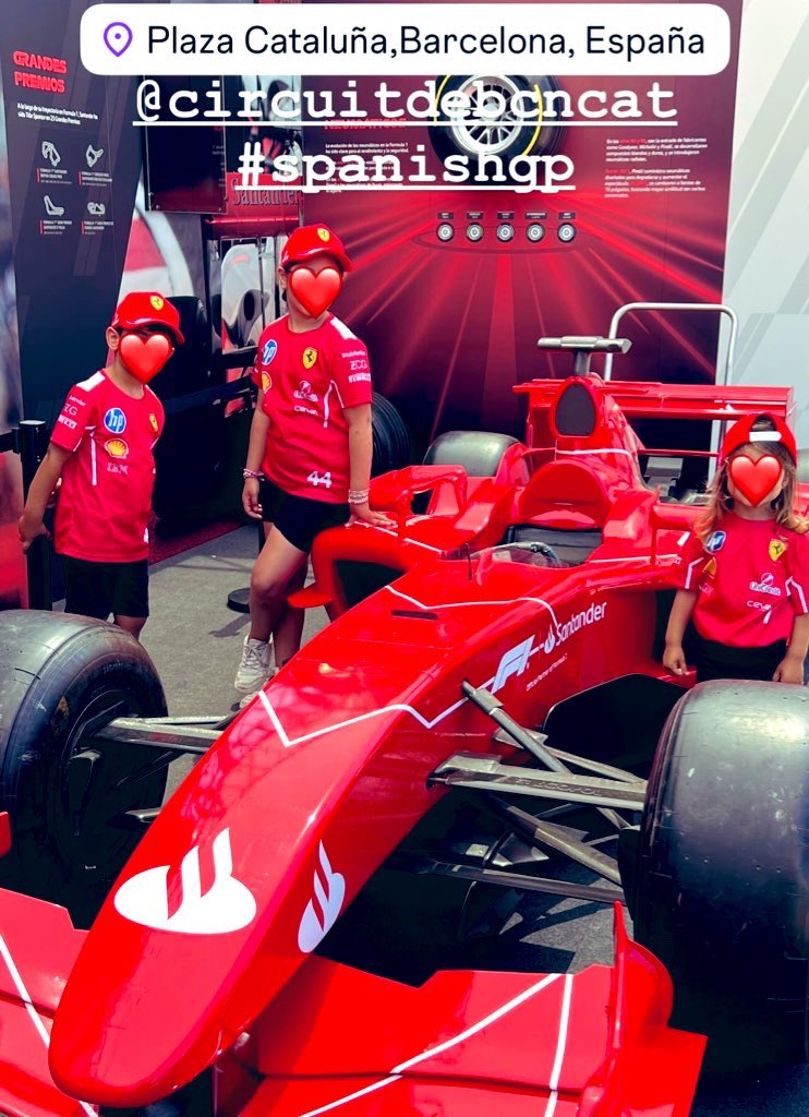 mamidash13's tweet photo. @ScuderiaFerrari On est prêt pour ce week-end #SpanishGP #f1barcelona 💪🏼
On aimerait bien faire la même photo devant la voiture de @LewisHamilton 🙈 https://t.co/eskmvTlrjo