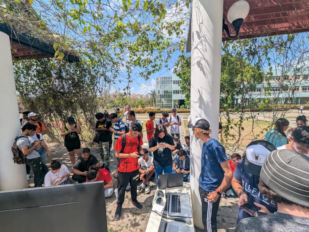RosadoCU's tweet photo. Hoy se logró un ambiente diferente en la @universidad_uci escenario académico, científico y de entretenimiento en el Marco de la Jornada Científica Estudiantil con el protagonismo de la #FEU_UCI @YanioHdez @raydelmp @alainuci @BasultoRamirez @oneidageorgina2 https://t.co/UkcVhbdotI