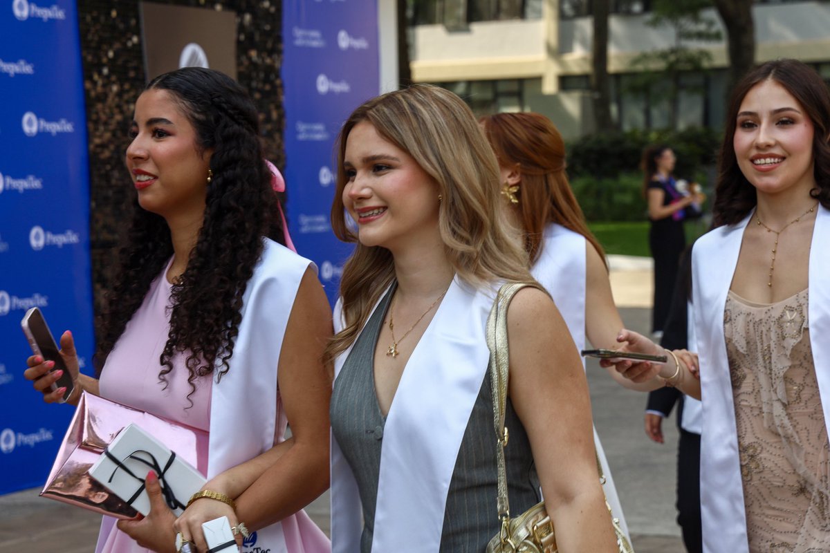 prepatecsta's tweet image. Hoy celebramos el inicio de una nueva etapa para la generación 2025 ✨

Despedimos a nuestras graduandas y graduandos con un desayuno lleno de recuerdos, sonrisas y mucho orgullo. 
¡Su historia recién comienza! 🚀 

#PrepaTecSantaAnita #GraduacionesTec