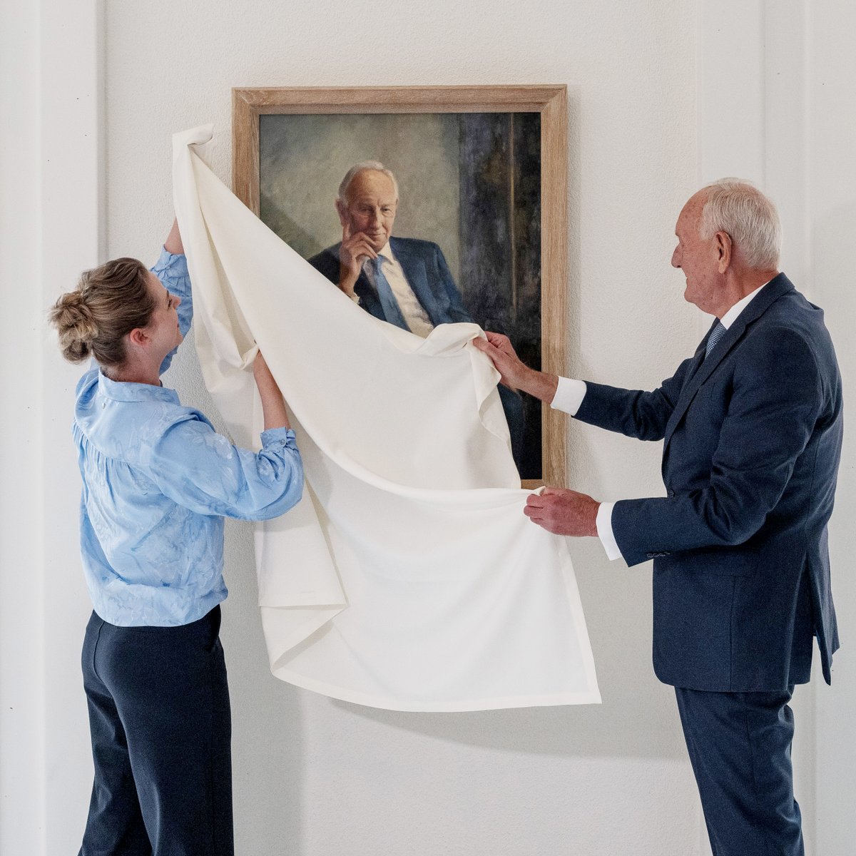 Johan Remkes heeft een vast plekje in het gouvernement gekregen. Het portret van de oud-gouverneur komt in de galerij samen met zijn voorgangers te hangen. Roelie Douw wist zowel de politicus als de man daarachter op karakteristieke wijze vast te leggen. bit.ly/4kzQHU1