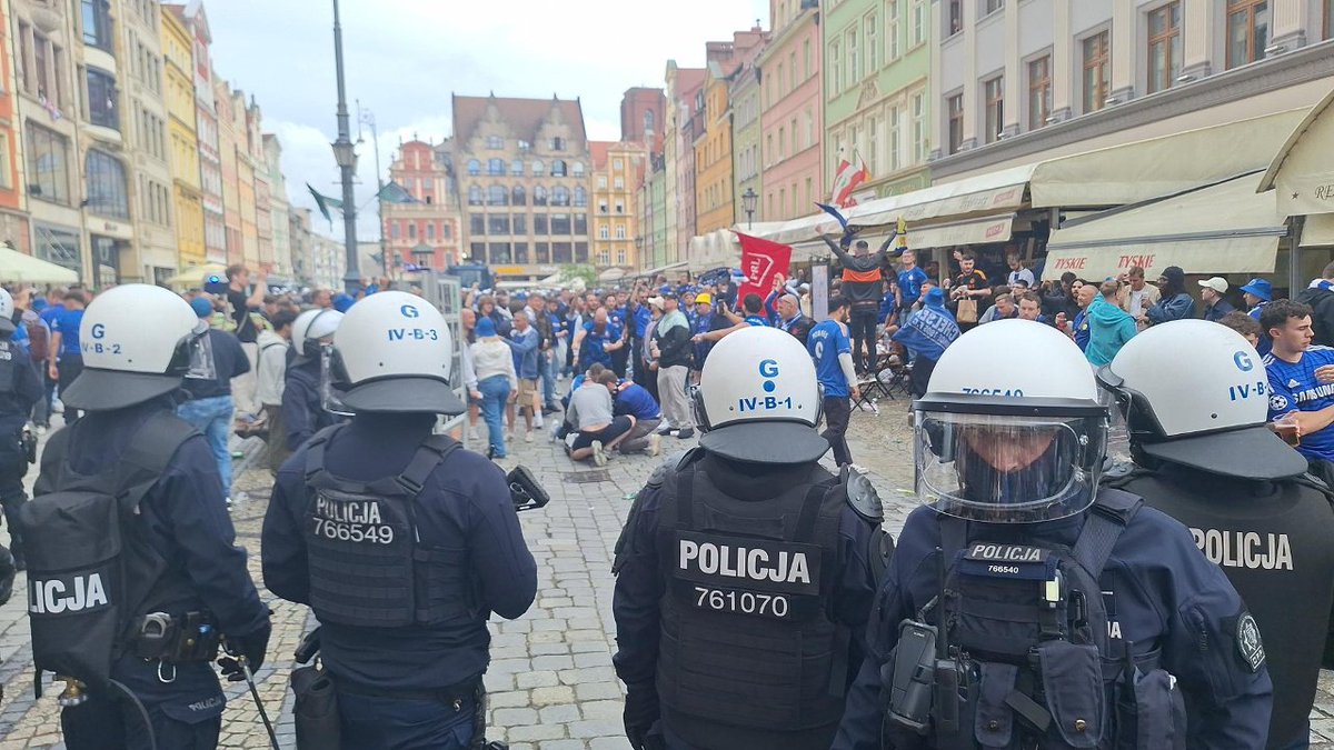 Miało być święto, tymczasem niektórzy kibole zrobili chlew 🤬 Więcej: gazetawroclawska.pl/kolejne-incyde…