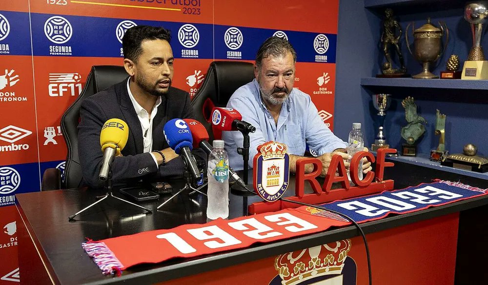 #Futbol
⚽️ Ni entrenador, ni director deportivo, ni apenas plantilla
🔴 Joan Farias confirma su marcha como director  deportivo de un Real Ávila que únicamente cuenta con 6 jugadores en plantilla y que busca nuevo entrenador
diariodeavila.es/noticia/z379c7…
#Ávila