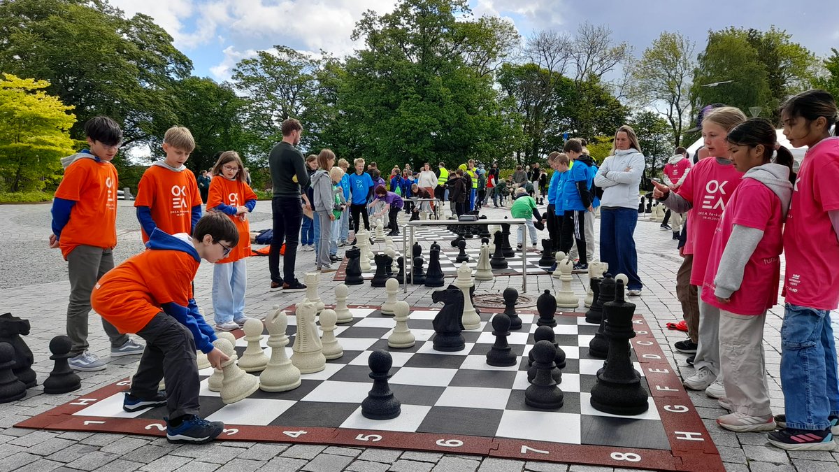 Los torneos de Pequeños Gigantes (tableros y piezas gigantes de caucho reciclado) son una de las mejores ideas de difusión del ajedrez que conozco. Hoy se ha jugado uno en Stavanger (Noruega) con 32 equipos. Y lo ha ganado, invicto, el colegio Dominicas de Oviedo. ¡Enhorabuena!
