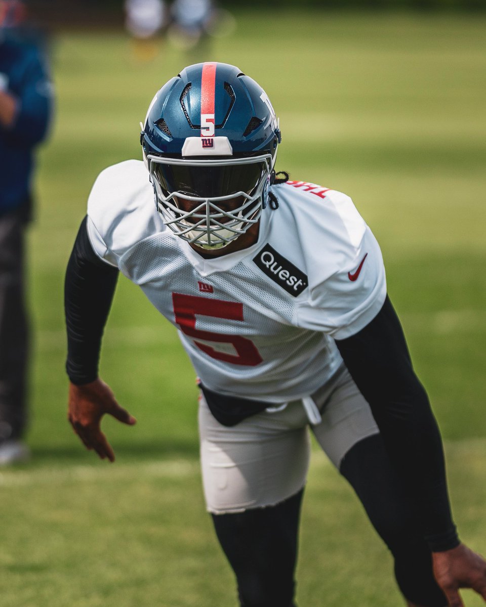 kayvont's tweet photo. What y’all think of this new face mask? be honest 😆😂 …I think it’s tuff https://t.co/I89ounLSqH