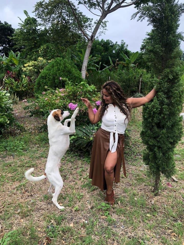 JanethBustosRC's tweet photo. 🐶✨ Hoy celebramos el amor más puro y desinteresado: el de nuestros hijos perrunos. En el #DíaDelPerroSinRaza, recordamos que el cariño no tiene pedigree.

Mis peluditos me enseñan todos los días el valor de la lealtad, la ternura y la compañía sincera. ¡Adoptemos, cuidemos y respetemos todas las vidas!

#AdoptaNoCompres #DíaDelPerro #EsmeraldasAmaASusMascotas #JanethBustos