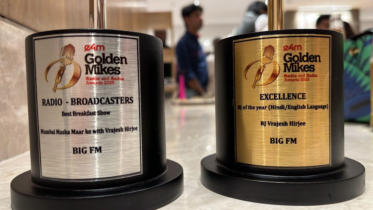 Bhai ka well deserved award <a href="/vrajeshhirjee/">vrajesh hirjee</a> #goldenmike <a href="/bigFM/">bigFM</a>