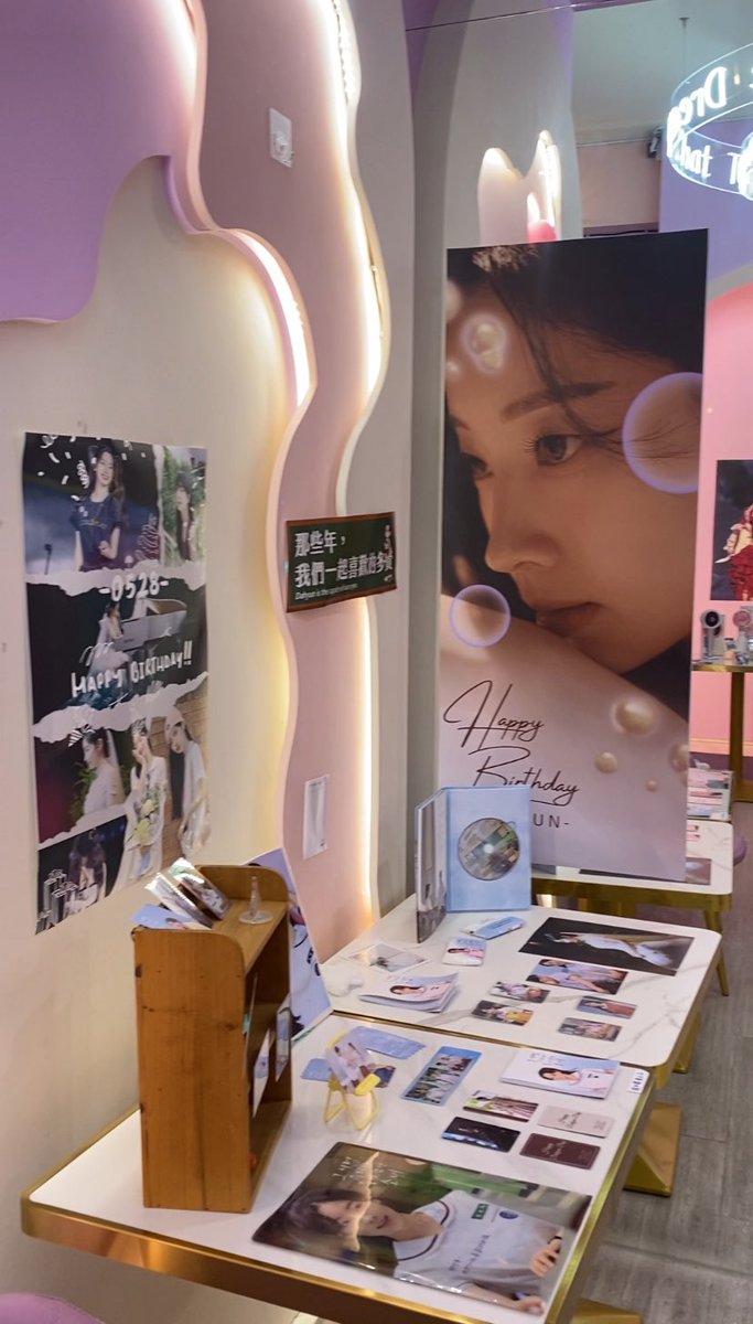 _hnx73_'s tweet photo. 김다현 생일 카페🤍🫶🏻
#happyDAHYUNday #TWICE 
#Dahyun #KimDahyun 
#HappyDahyunDay20250528
#김다현 https://t.co/ps2RVmlzto