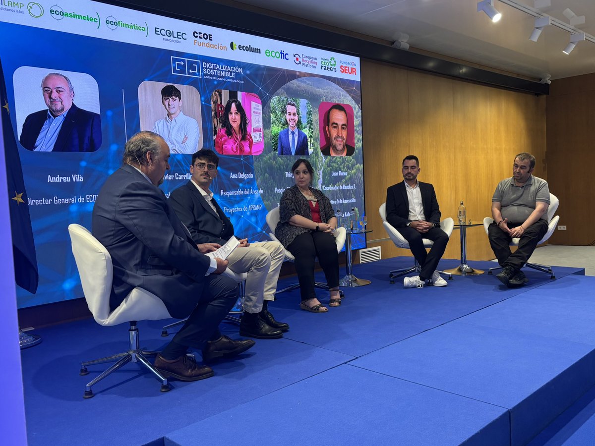 fatimaempleo's tweet photo. El balance de #DigitalizaciónSostenible es histórico: más de 34.000 personas beneficiadas gracias a las donaciones de dispositivos electrónicos de 130 empresas a 180 entidades sociales. El proyecto ha evitado hasta hoy la emisión de 560.000 kg de CO2 a la atmósfera. Seguimos. https://t.co/dqZhiCGjvb