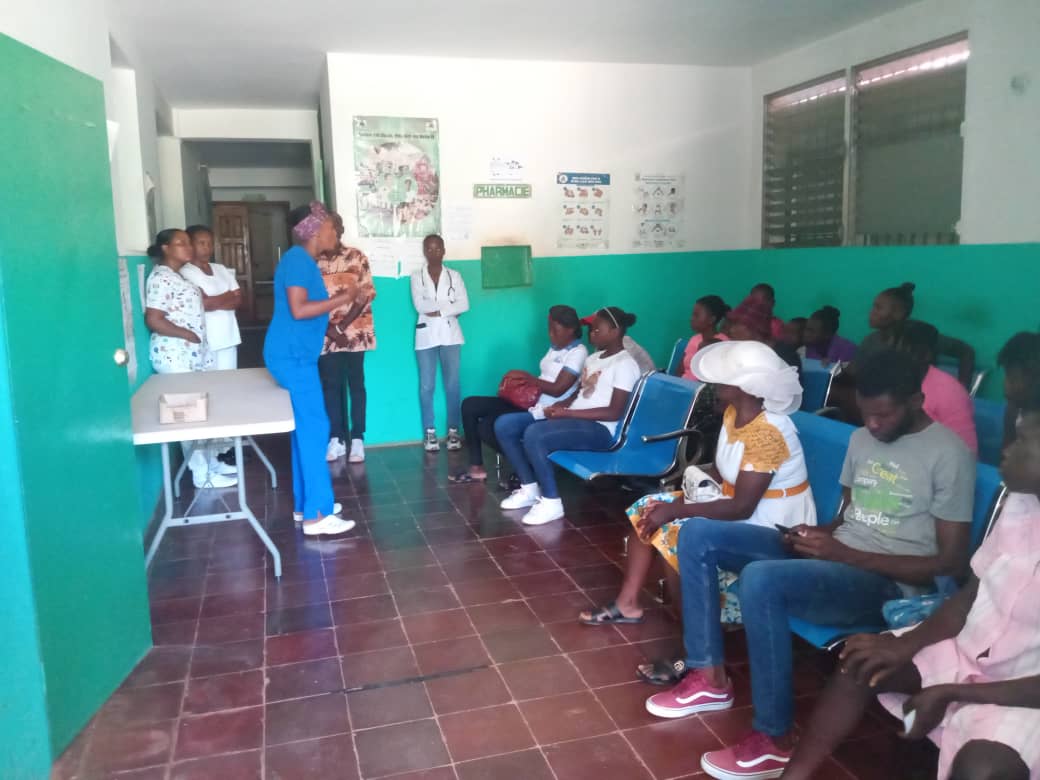 ambafranceht's tweet image. Atravè pwogram #PISCCA, @ambafranceht finanse yon pwojè swen obstetrik ke òganizasyon &quot;Child Care Haiti&quot; mete kanpe nan Mol Sen Nikola. Plizyè santèn fanm k ap viv nan zòn riral yo te benefisye konsiltasyon avan ak aprè akouchman epi yo te rive akouche nan yon sant sante.(2/2)