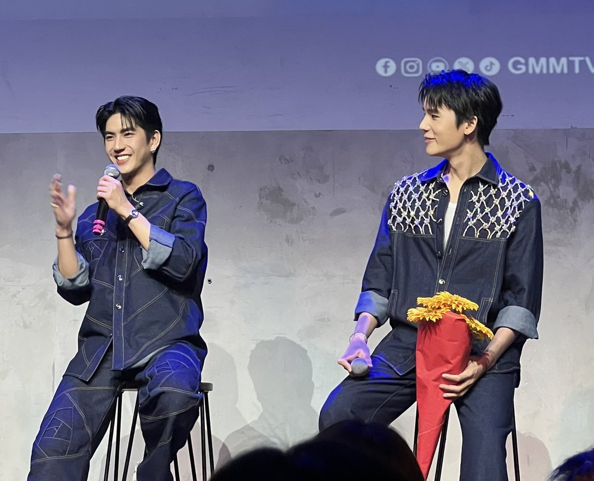 ขอรัก ( จิมมี่ซี ) เหมือนกับที่ดอกทานตะวันรักดวงอาทิตย์ 🌈✨️ 🌻

✎ᝰ ICH lIEBE DICH JIMMYSEA
#JimmySea1stFMinBerlin 
#JimmySea1stEuropeanTour