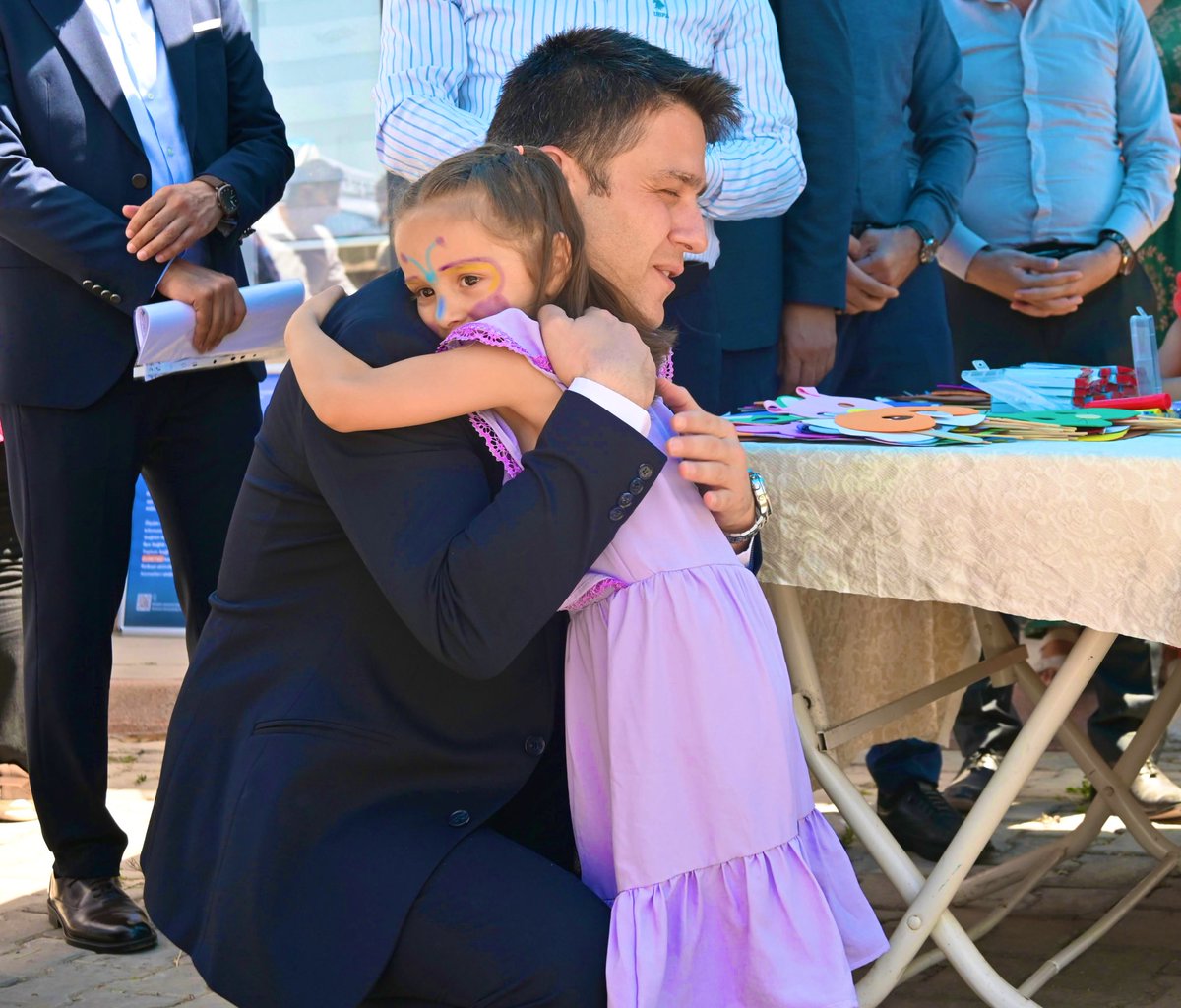 Zeynep bana şiir okumak istiyormuş. 

Okudu ve dünya bir anda güzelleşti.🙂

#BirBaşkadırDerik