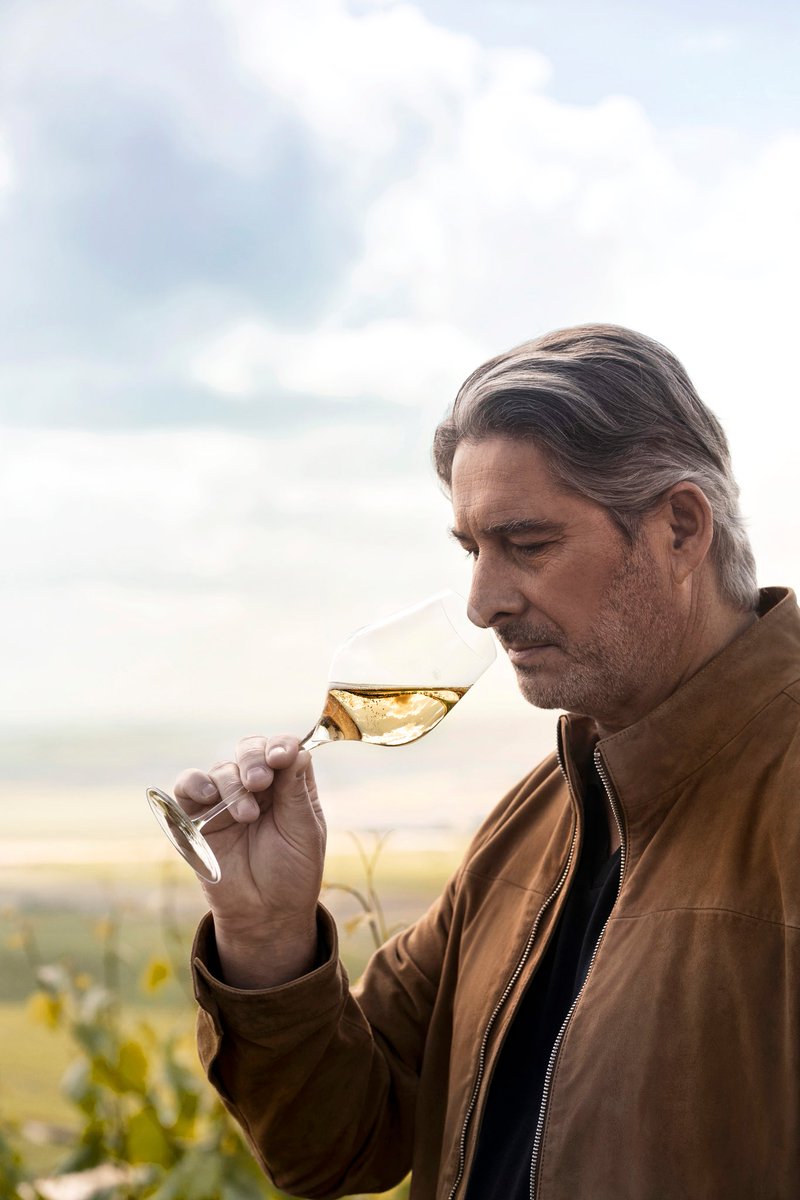 👑やまぴーのグラスは特製品？
やまぴーもお会いしたMoët &amp; Chandonセラーマスターのブノワさんと、発泡の世界的権威リガー博士、グラスメーカー レーマンが開発した、泡を楽しむための究極のグラスかも

870,000粒の泡を生む…その名も
870グラスかもしれません✨

#山下智久
champagneclub.com/870-glass-by-m…