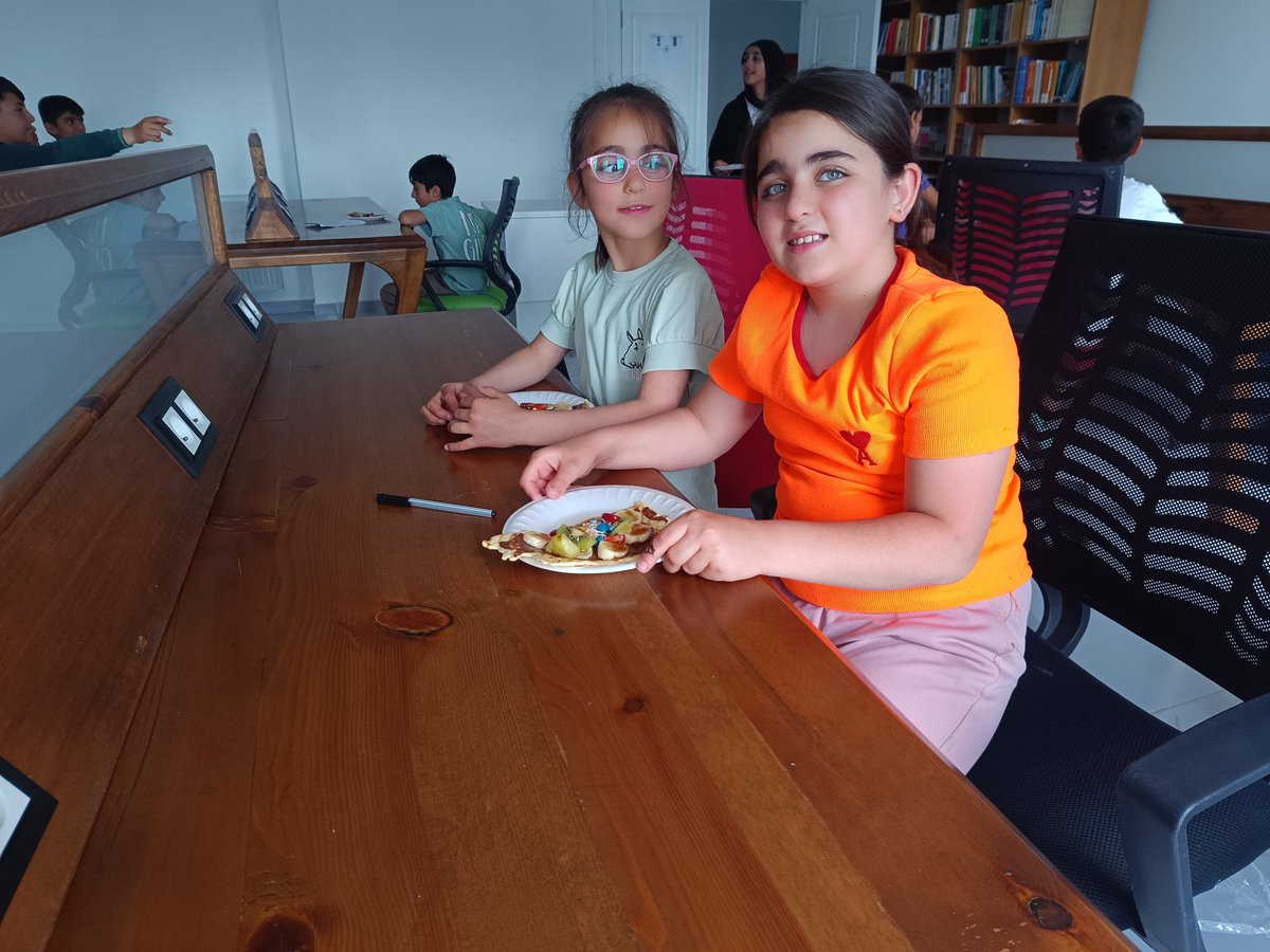 Bugün gençlik merkezimizde öğrencilerimizle birlikte neşe dolu bir waffle etkinliği düzenledik. Hem lezzetli wafflelar yapıp yedik hem de birbirinden eğlenceli anlar yaşadık.Birlikte harika vakit geçirdik! 🧇 
#gsbgm