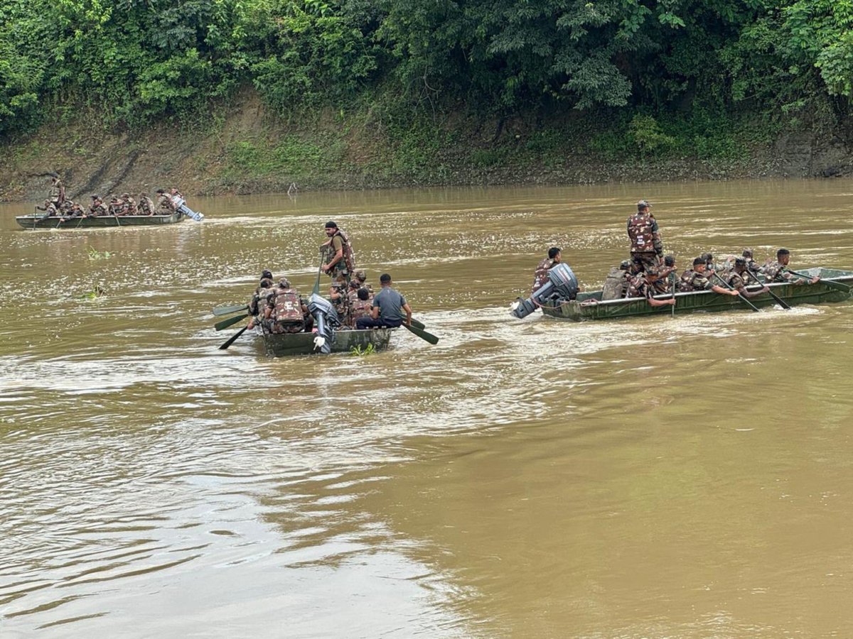 Spearcorps's tweet photo. 𝗣𝗿𝗲𝗽𝗮𝗿𝗲𝗱𝗻𝗲𝘀𝘀 𝗕𝗿𝗲𝗲𝗱𝘀 𝗖𝗼𝗻𝗳𝗶𝗱𝗲𝗻𝗰𝗲!! 

#SpearCorps warriors rehearse drills to ensure preparedness for #HADR operations by undergoing extensive Watermanship Training at Masimpur, #Assam.

The drills focused on the full spectrum of flood relief operations including rescue and rehabilitation.

@adgpi
@easterncomd

Facebook - https://t.co/AgmDEoi9OI

Instagram - https://t.co/IpI54wnQ30
