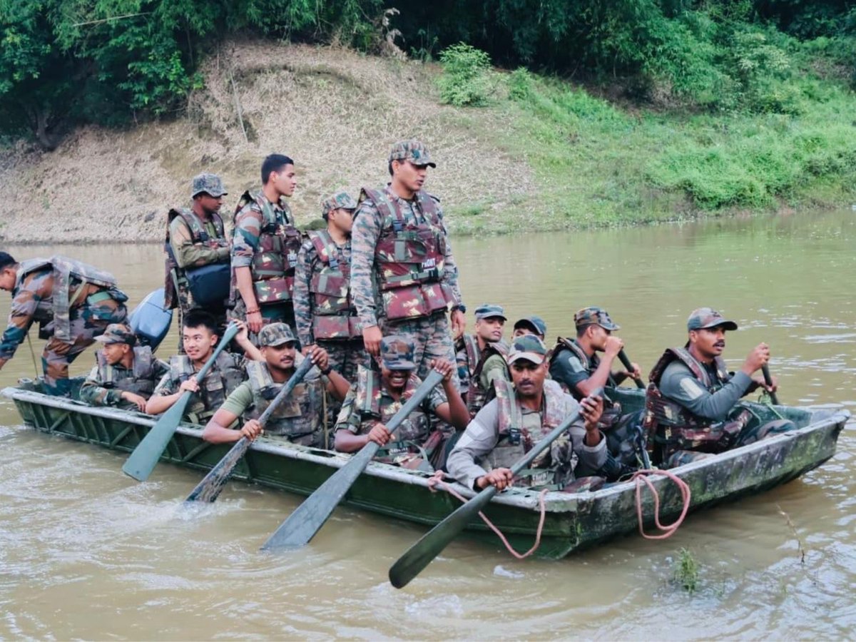 𝗣𝗿𝗲𝗽𝗮𝗿𝗲𝗱𝗻𝗲𝘀𝘀 𝗕𝗿𝗲𝗲𝗱𝘀 𝗖𝗼𝗻𝗳𝗶𝗱𝗲𝗻𝗰𝗲!! 

#SpearCorps warriors rehearse drills to ensure preparedness for #HADR operations by undergoing extensive Watermanship Training at Masimpur, #Assam.

The drills focused on the full spectrum of flood relief operations