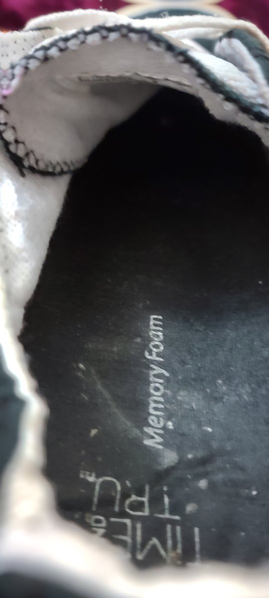 Stop acting like you don't like it and get in. I'm running late and don't have time for your games today, bug.
#Giantess #GiantessFeet #SizeTwitter #Sizekink