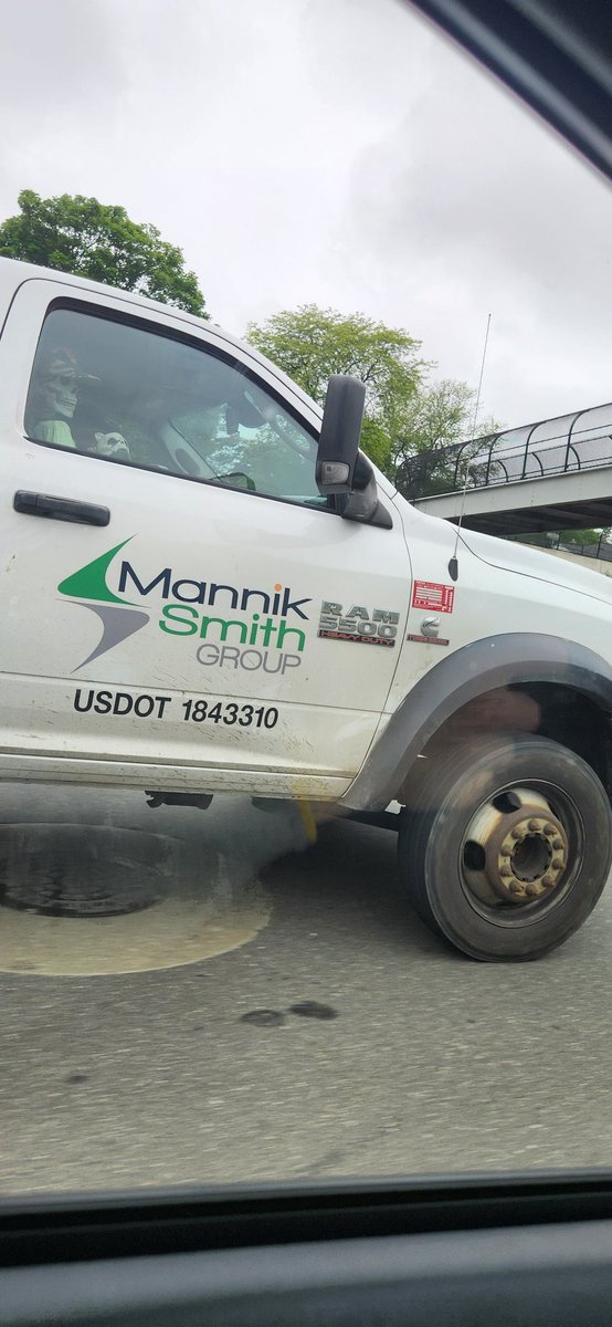 Highwayda ketayotsam mana bu pick-up truck passenger sidega shuni quyib quyibdi💀