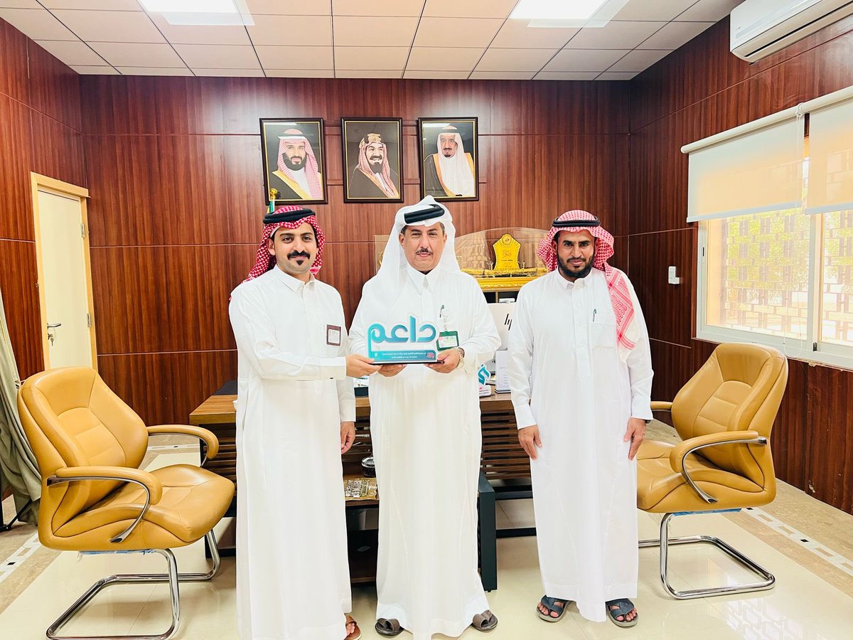 محافظ البرك الأستاذ / ظافر بن محمد الشهري 
يكرّم في مكتبه بالمحافظة وبحضور مدير الأحوال المدنية الموظف المتميز لعام 2024 الأستاذ / علي أحمد حابر الهلالي