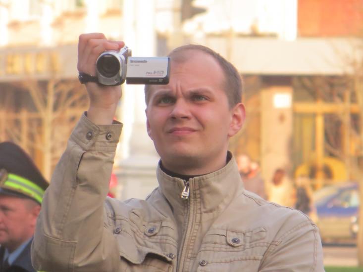 Калі вы выглядаеце так, то ў вас ёсць 100% шанец знайсці працу  відэааператарам у апазіцыйных структурах
