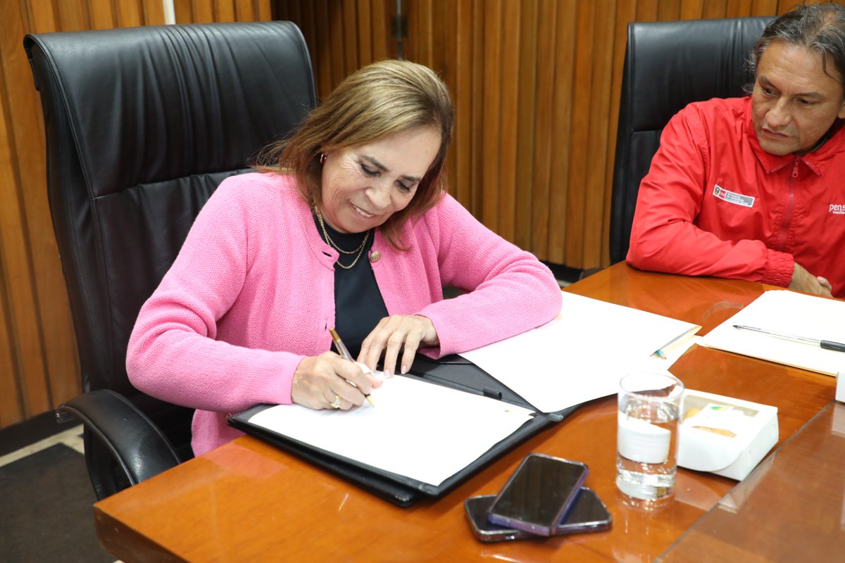 LinceconMalca's tweet photo. Firmamos el compromiso para seguir impulsando #SaberesProductivos en Lince. Reafirmamos nuestro compromiso con nuestros adultos mayores, quienes con su experiencia y sabiduría siguen aportando a nuestra comunidad.  @MIDIS_Pension65 https://t.co/uJky9dCcpJ