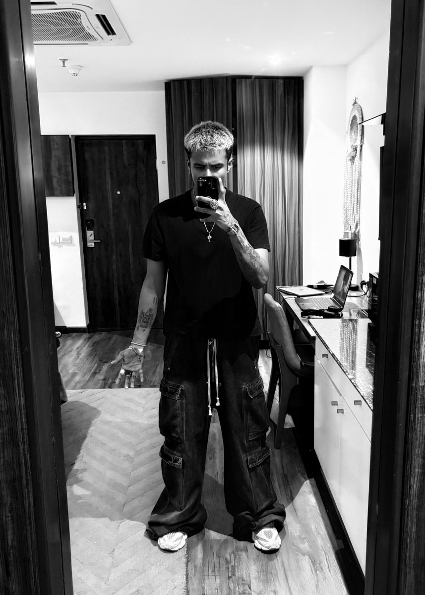 yayopackington's tweet image. “ye jhole jaisi jeans pehen kar kaha jaa raha hai” maa ts rick owens🥀
