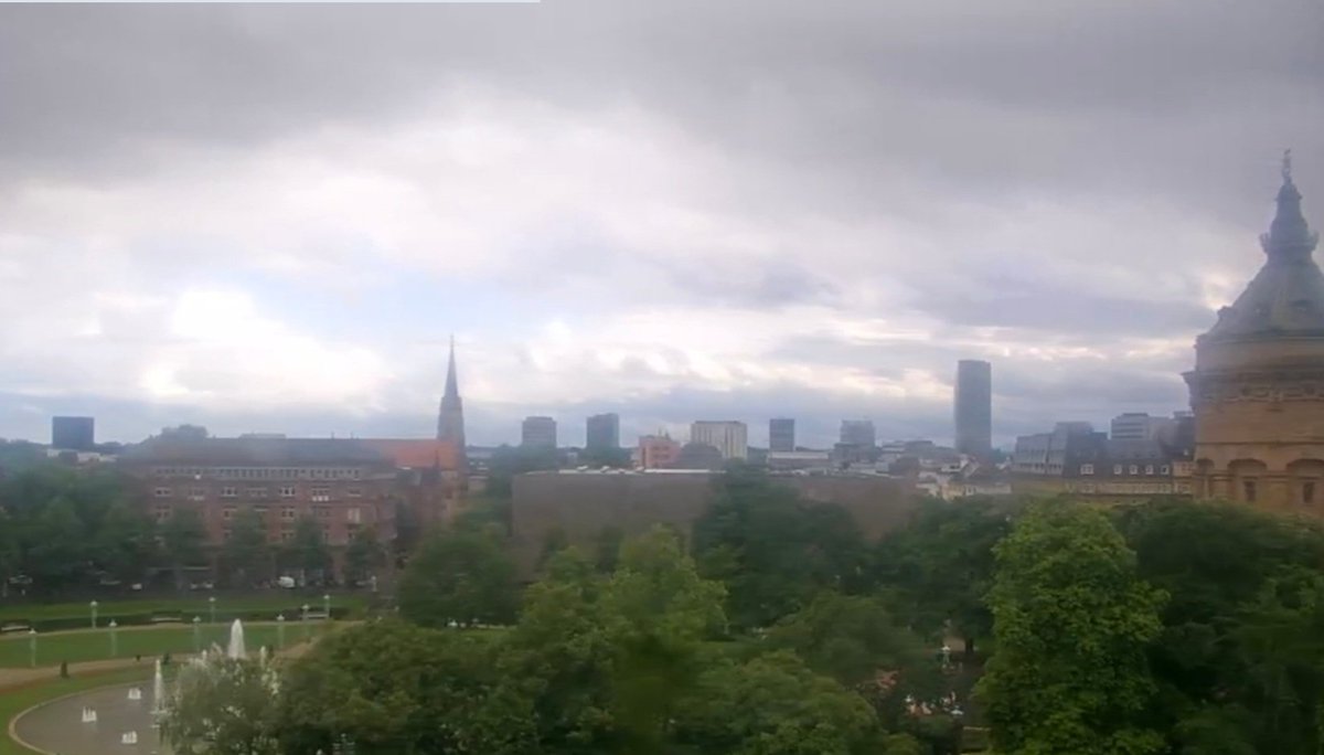 JurgenSpiess's tweet photo. #regenbogen
Über der #Rheinebene hat sich ein #Gewitter ausgetobt und schön Niederschlag gebracht. Annahmen, daß sich in Mannheim ein Tornado entwickelt, haben sich nicht betätigt. Dafür hat die WebCam auf dem 673 m hohen #Kalmit was Nettes eingefangen 🌈
https://t.co/sWadPBRGFZ https://t.co/bUZsL1dHGR