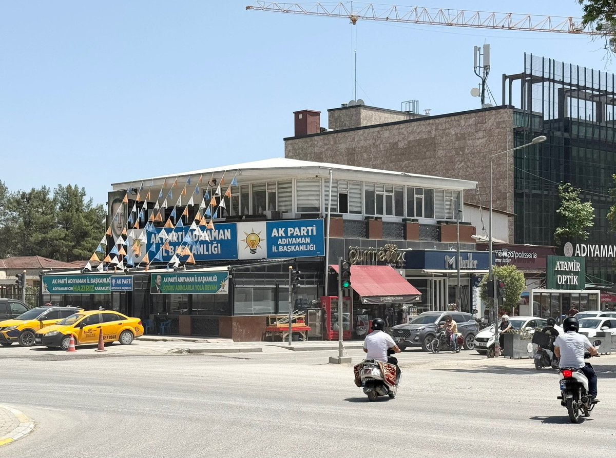 Rezerv ilan edilen ve tamamı boşaltılan alanın ortasında kalan AK Parti İl Binası’nı görünce aklıma gelen:

“Tüm Adıyamanlılar kanunlar karşısında eşittir… Ama bazıları daha da eşittir.”

“Adalet bir gün herkese lazım olacak.”