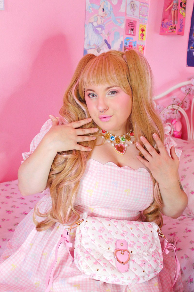 This necklace from <a href="/BasuraGang/">Mari 👁👅👁</a> deserves its own spotlight I feel like a princess 💖 [PR]